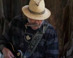 Neil Young annonce un nouvel album avec les Chrome Hearts et partage le titre apaisant "Second Song"