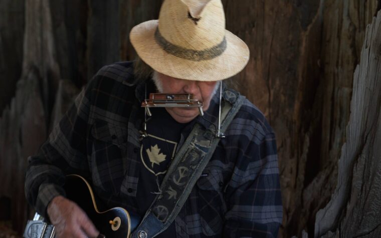 Neil Young annonce un nouvel album avec les Chrome Hearts et partage le titre apaisant « Second Song » Neil Young annonce un nouvel album avec les Chrome Hearts et partage le titre apaisant « Second Song »
