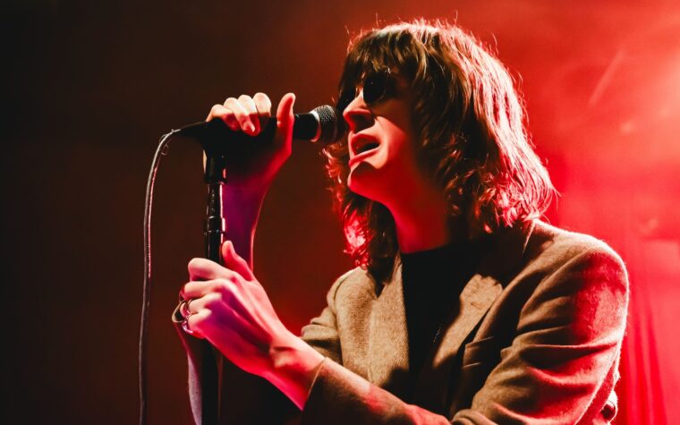 Regardez Blossoms lancer la nouvelle chanson « Additional Driver » avec Declan McKenna alors qu'ils célèbrent les 10 ans de leur premier album lors d'un concert intime à Manchester Regardez Blossoms lancer la nouvelle chanson « Additional Driver » avec Declan McKenna alors qu'ils célèbrent les 10 ans de leur premier album lors d'un concert intime à Manchester