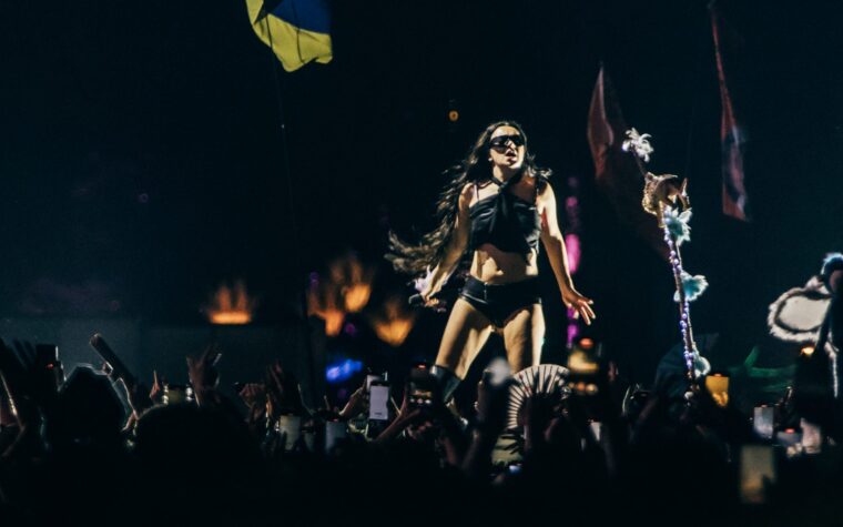 Regardez Charli XCX revenir sur ses performances passées à Reading et Leeds : « Ça me fait grincer des dents » Regardez Charli XCX revenir sur ses performances passées à Reading et Leeds : « Ça me fait grincer des dents »