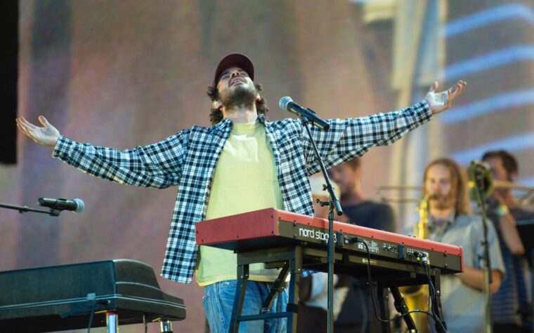 Regardez Rex Orange County jouer avec Tyler, The Creator et Brendan Yates de Turnstile à Londres Regardez Rex Orange County jouer avec Tyler, The Creator et Brendan Yates de Turnstile à Londres