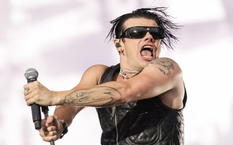 Regardez Yungblud amener un couple sur scène pour révéler le sexe de leur bébé : « Donner vie au monde, quelle belle putain de journée » Regardez Yungblud amener un couple sur scène pour révéler le sexe de leur bébé : « Donner vie au monde, quelle belle putain de journée »