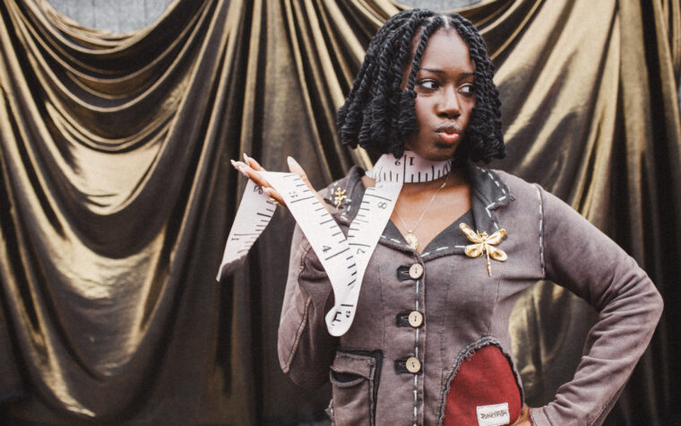 Sade Olutola explique comment Ed Sheeran a inspiré son EP « Arrow Heart » à Reading 2026 Sade Olutola explique comment Ed Sheeran a inspiré son EP « Arrow Heart » à Reading 2026