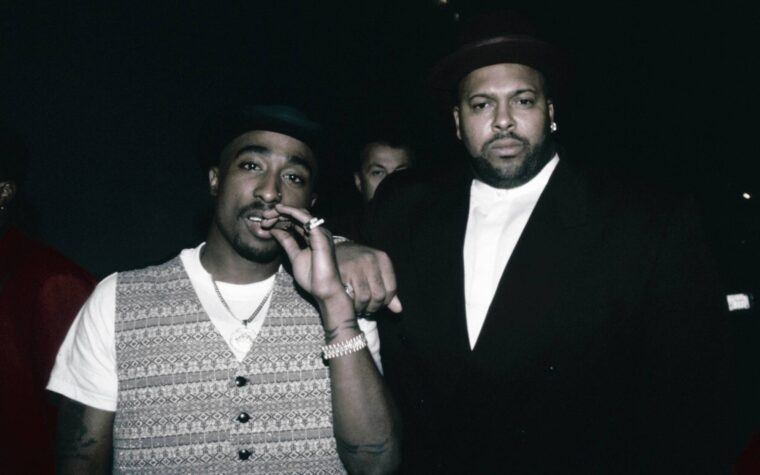 Suge Knight affirme que les amis et la famille de Tupac Shakur ont fumé ses cendres Suge Knight affirme que les amis et la famille de Tupac Shakur ont fumé ses cendres