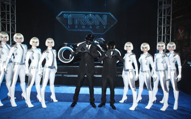 Thomas Bangalter de Daft Punk dit que l'écriture de la musique de « Tron : Legacy » était « déprimante » et « limitante » Thomas Bangalter de Daft Punk dit que l'écriture de la musique de « Tron : Legacy » était « déprimante » et « limitante »