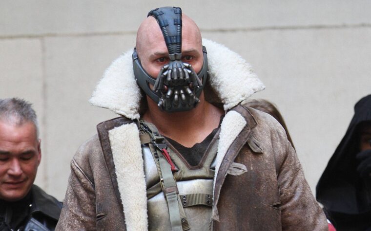 Tom Hardy ressuscite la voix de Bane sur son premier album de rap sous le nom de Frankie Pulitzer Tom Hardy ressuscite la voix de Bane sur son premier album de rap sous le nom de Frankie Pulitzer
