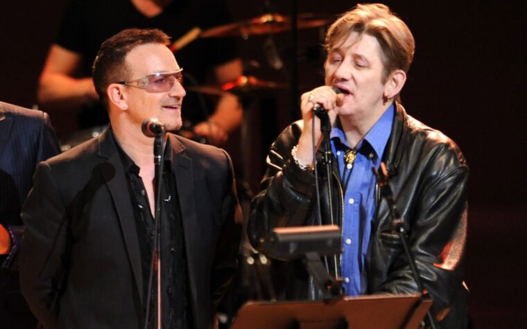 U2 partage la reprise de « Yeah, Yeah, Yeah, Yeah, Yeah » des Pogues pour l'album hommage à Shane MacGowan U2 partage la reprise de « Yeah, Yeah, Yeah, Yeah, Yeah » des Pogues pour l'album hommage à Shane MacGowan