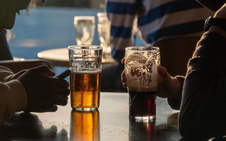 Wetherspoons interdit aux clients d'écouter de la musique à haute voix sur leurs téléphones Wetherspoons interdit aux clients d'écouter de la musique à haute voix sur leurs téléphones