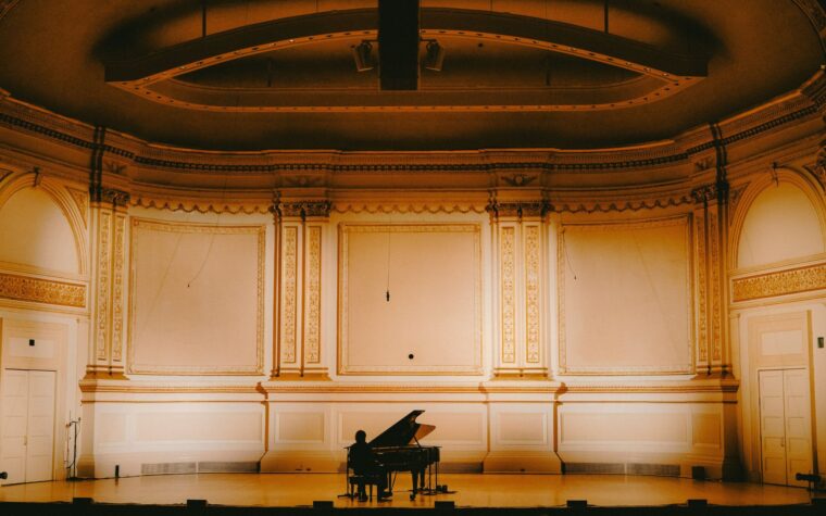 Détails de la première et de la sortie de MUBI annoncés pour le film « Live At Carnegie Hall » de Cameron Winter réalisé par Paul Thomas Anderson Détails de la première et de la sortie de MUBI annoncés pour le film « Live At Carnegie Hall » de Cameron Winter réalisé par Paul Thomas Anderson