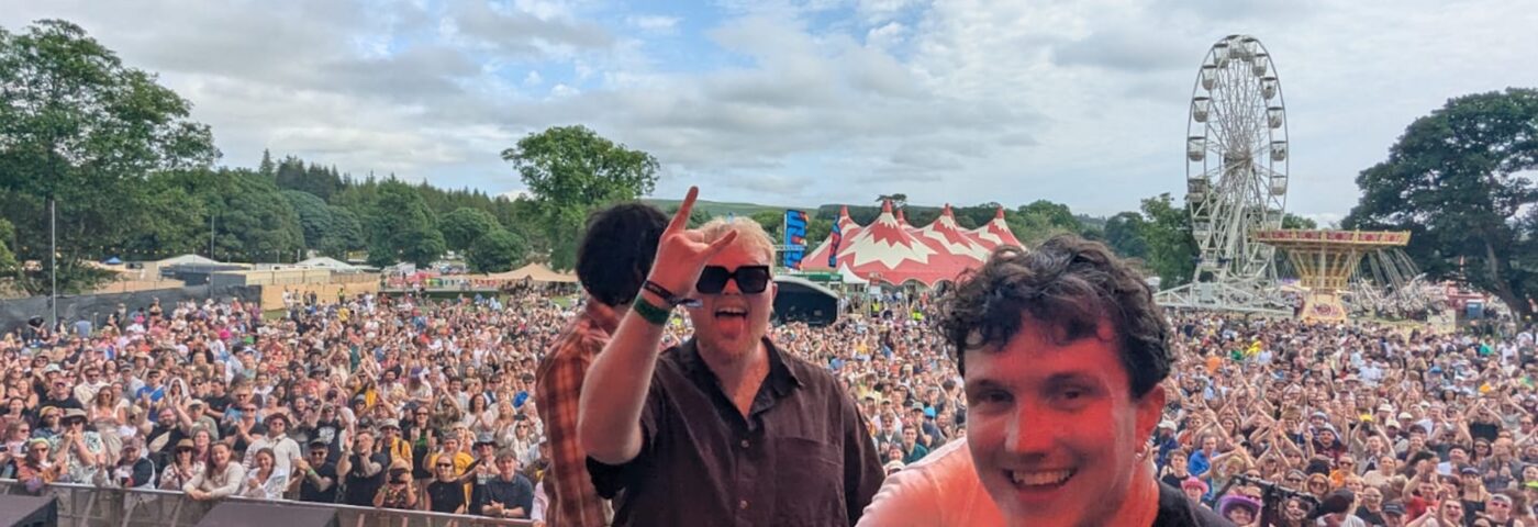NME 100 At The Festivals : certains de nos groupes émergents préférés nous emmènent dans les coulisses de leur saison de festivals 2026