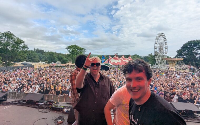 NME 100 At The Festivals : certains de nos groupes émergents préférés nous emmènent dans les coulisses de leur saison de festivals 2026 NME 100 At The Festivals : certains de nos groupes émergents préférés nous emmènent dans les coulisses de leur saison de festivals 2026