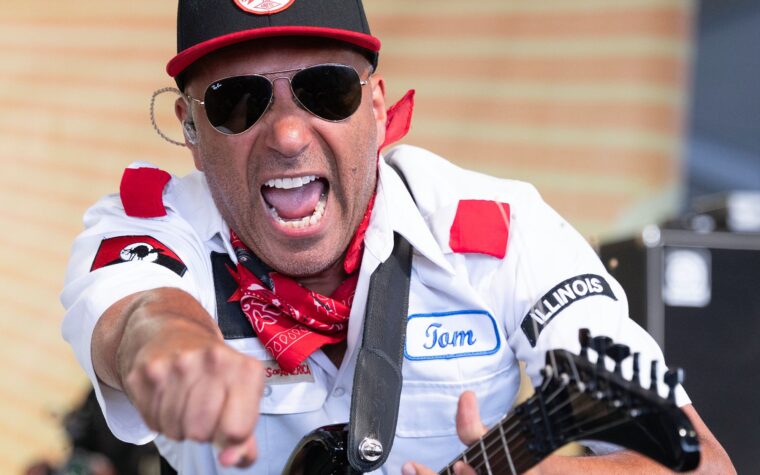 Tom Morello parle de sa collaboration avec Kneecap et de son nouvel album solo : « C'est un disque pour tous ceux qui en ont assez » Tom Morello parle de sa collaboration avec Kneecap et de son nouvel album solo : « C'est un disque pour tous ceux qui en ont assez »