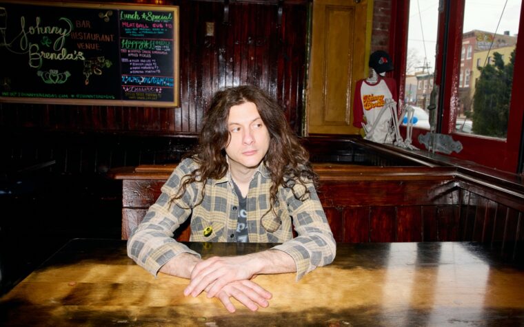 Kurt Vile parle de la collaboration de Fontaines DC, de son cri de Sam Fender et de son hommage à Philadelphie : « C'est comme le rap – j'appelle ma putain de zone ! » Kurt Vile parle de la collaboration de Fontaines DC, de son cri de Sam Fender et de son hommage à Philadelphie : « C'est comme le rap – j'appelle ma putain de zone ! »