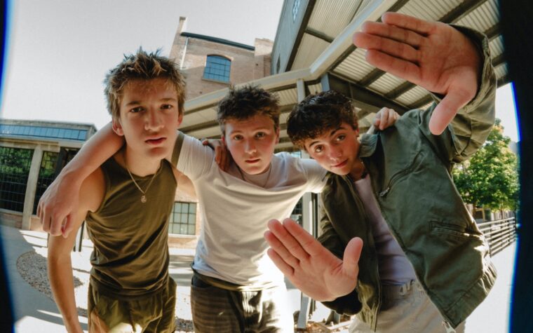Riff Wood parle des « racines inspirées de Green Day » et de sa collaboration avec le producteur de « Dookie » sur le nouvel album posi-punk : « Nous voulons donner de l'espoir à notre génération » Riff Wood parle des « racines inspirées de Green Day » et de sa collaboration avec le producteur de « Dookie » sur le nouvel album posi-punk : « Nous voulons donner de l'espoir à notre génération »