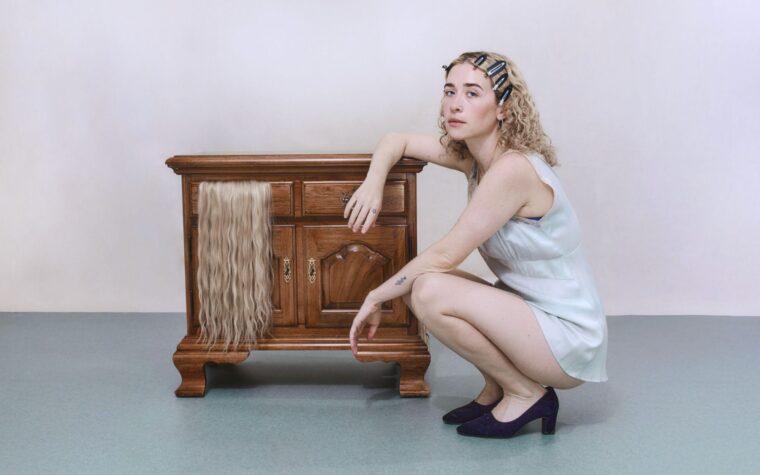 Blondshell – Critique de « Violins » : un album magnifiquement tendre et profondément honnête de poésie alt-rock Blondshell – Critique de « Violins » : un album magnifiquement tendre et profondément honnête de poésie alt-rock