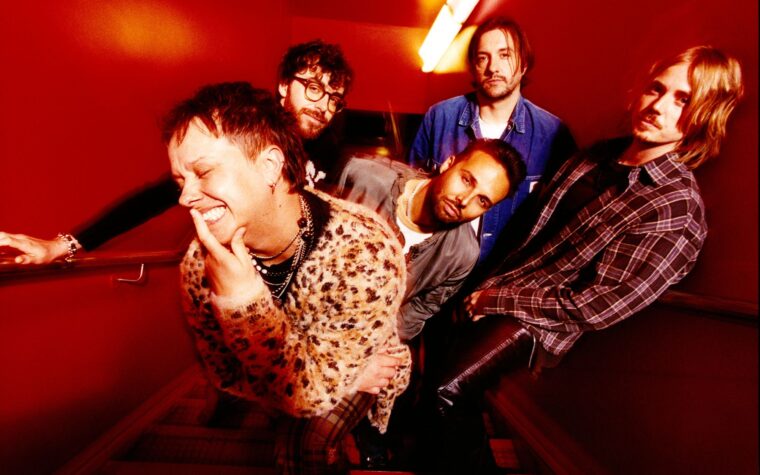 Nothing But Thieves nous parle de « renverser les attentes » sur l'introspectif « Stray Dogs » : « Nous sommes un groupe qui tourne à gauche » Nothing But Thieves nous parle de « renverser les attentes » sur l'introspectif « Stray Dogs » : « Nous sommes un groupe qui tourne à gauche »
