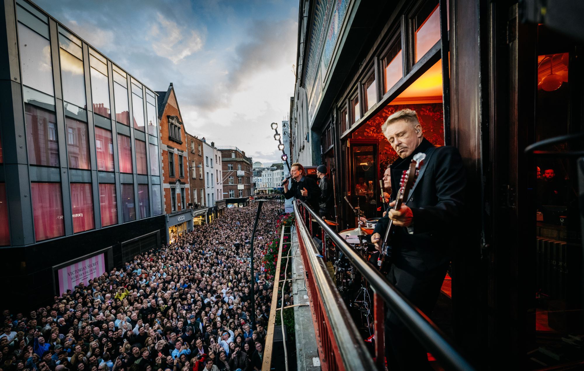 U2 live à Grafton Street, Dublin. Crédit : Rich Fury