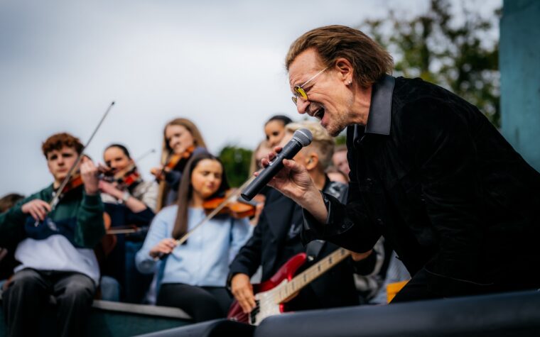U2 célèbre son 50e anniversaire avec des concerts à Dublin et dans son ancien lycée, et rend hommage au « roi des musiciens ambulants » Glen Hansard U2 célèbre son 50e anniversaire avec des concerts à Dublin et dans son ancien lycée, et rend hommage au « roi des musiciens ambulants » Glen Hansard