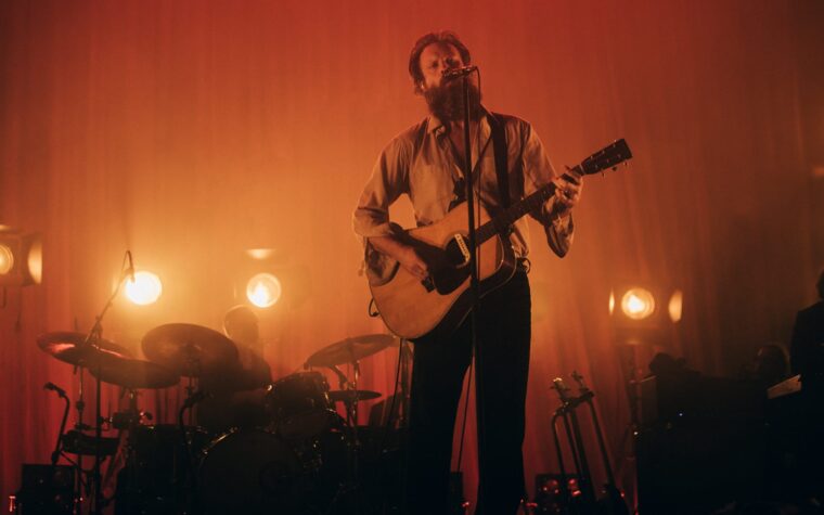 Écoutez le nouveau single « The X-panded Universe » du père John Misty Écoutez le nouveau single « The X-panded Universe » du père John Misty
