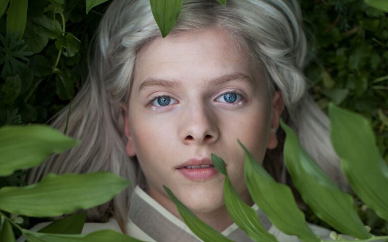 AURORA célèbre les 10 ans de son premier album « All My Demons Greeting Me As A Friend » avec la sortie du titre principal et de « Moth Tapes » AURORA célèbre les 10 ans de son premier album « All My Demons Greeting Me As A Friend » avec la sortie du titre principal et de « Moth Tapes »