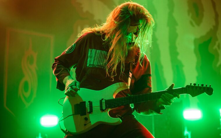 « Arsenal » de Slipknot était « un morceau que nous pourrions rapidement diffuser pendant que nous travaillons sur le reste du disque » et ne figurera pas sur le nouvel album, déclare Jim Root « Arsenal » de Slipknot était « un morceau que nous pourrions rapidement diffuser pendant que nous travaillons sur le reste du disque » et ne figurera pas sur le nouvel album, déclare Jim Root