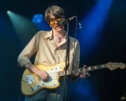 Bradford Cox de Deerhunter fait son retour en live sous le nom d'Atlas Sound pour son premier concert en sept ans et lance du nouveau matériel