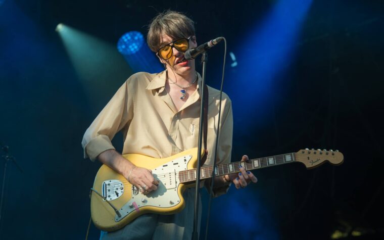 Bradford Cox de Deerhunter fait son retour en live sous le nom d'Atlas Sound pour son premier concert en sept ans et lance du nouveau matériel Bradford Cox de Deerhunter fait son retour en live sous le nom d'Atlas Sound pour son premier concert en sept ans et lance du nouveau matériel