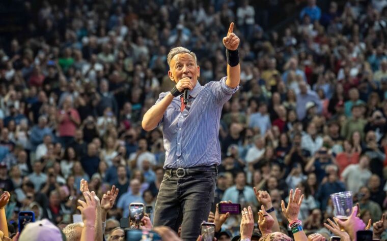 Bruce Springsteen partage la tournée américaine « Land Of Hope And Dreams (Philadelphia Freedom Cut) » dans le but de « récupérer le drapeau » Bruce Springsteen partage la tournée américaine « Land Of Hope And Dreams (Philadelphia Freedom Cut) » dans le but de « récupérer le drapeau »