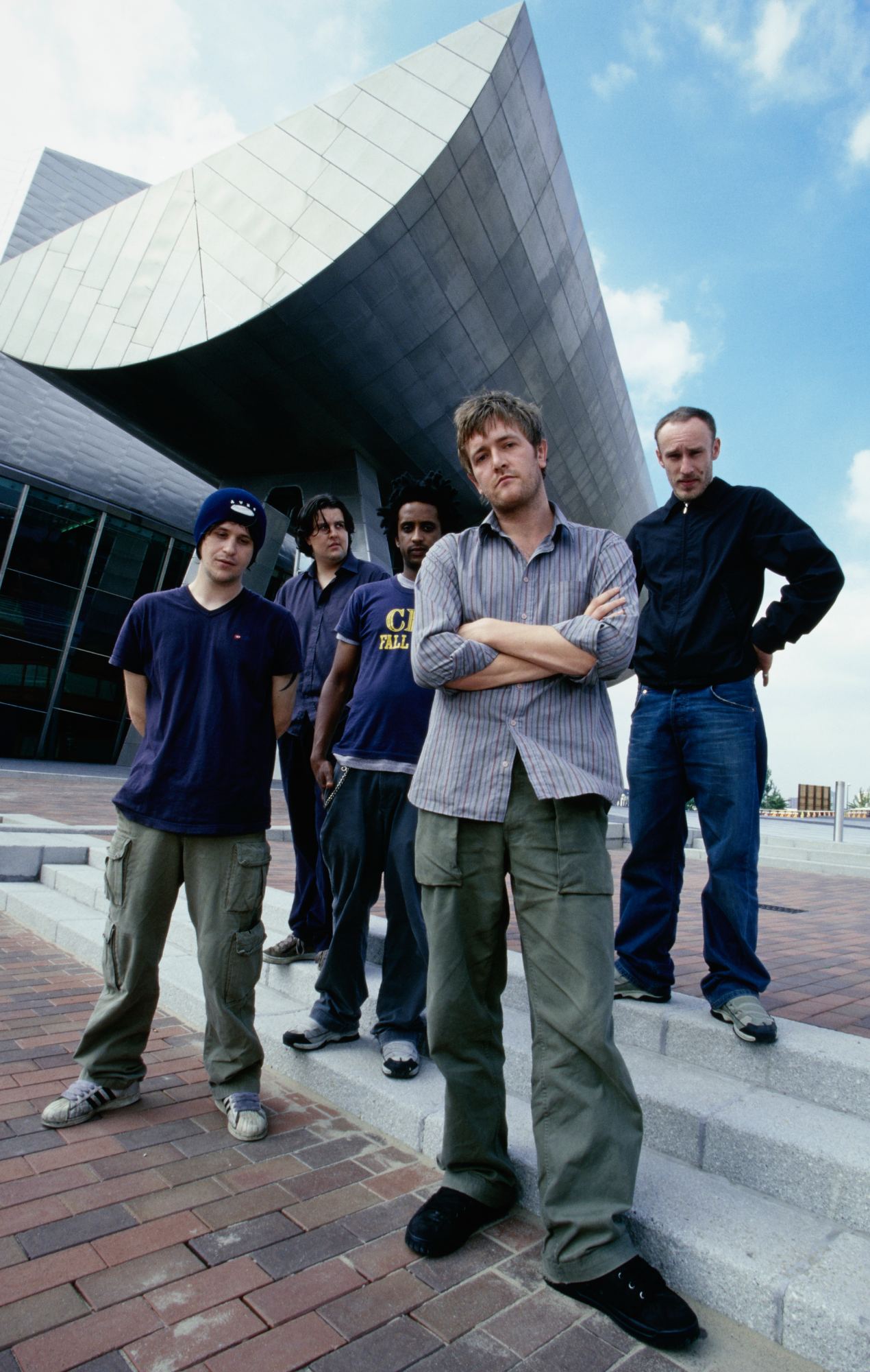 Coude devant le centre artistique Lowry à Salford Quays, à Salford, Grand Manchester, Angleterre, 2001. (Photo de Simon King/Redferns/Getty Images)