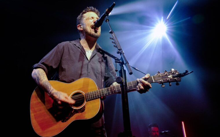 Frank Turner annonce une pause dans sa tournée après les dernières soirées perdues : « Je ne sais vraiment pas quand je rejouerai des concerts » Frank Turner annonce une pause dans sa tournée après les dernières soirées perdues : « Je ne sais vraiment pas quand je rejouerai des concerts »