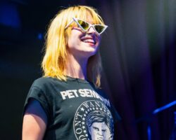 Hayley Williams fait preuve de solidarité en mettant les artistes de soutien qui ont quitté la tournée d'Ed Sheeran sur la playlist d'avant-spectacle
