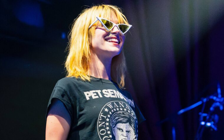 Hayley Williams fait preuve de solidarité en mettant les artistes de soutien qui ont quitté la tournée d'Ed Sheeran sur la playlist d'avant-spectacle Hayley Williams fait preuve de solidarité en mettant les artistes de soutien qui ont quitté la tournée d'Ed Sheeran sur la playlist d'avant-spectacle