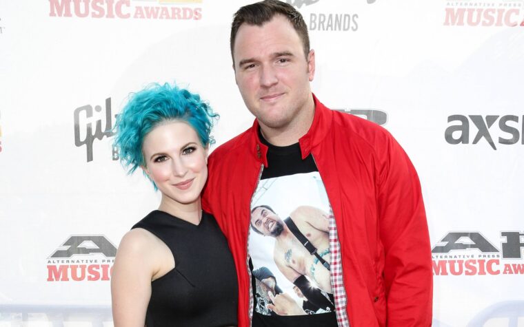Hayley Williams rend hommage à son défunt ex-mari, le guitariste de New Found Glory, Chad Gilbert : « Son influence et son attitude ont fait avancer le genre » Hayley Williams rend hommage à son défunt ex-mari, le guitariste de New Found Glory, Chad Gilbert : « Son influence et son attitude ont fait avancer le genre »