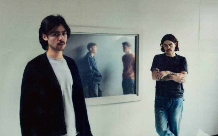 Little Grandad annonce son premier album très attendu « Speak Softly, Son » avec le single harmonique « Tiny Feet » Little Grandad annonce son premier album très attendu « Speak Softly, Son » avec le single harmonique « Tiny Feet »