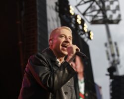 Macklemore fait don de la totalité des revenus d'un million de dollars de la tournée d'Ed Sheeran au peuple palestinien – le milliardaire Robert Kraft fait don de 2 millions de dollars