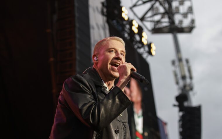 Macklemore fait don de la totalité des revenus d'un million de dollars de la tournée d'Ed Sheeran au peuple palestinien – le milliardaire Robert Kraft fait don de 2 millions de dollars Macklemore fait don de la totalité des revenus d'un million de dollars de la tournée d'Ed Sheeran au peuple palestinien – le milliardaire Robert Kraft fait don de 2 millions de dollars