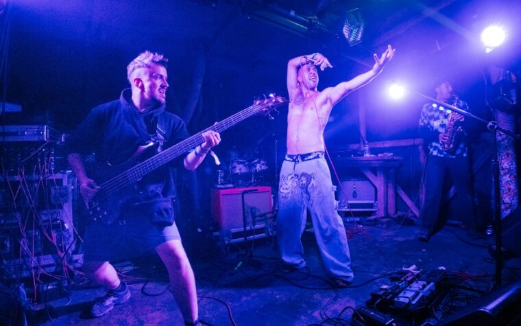 Maruja à propos de leur année « d'affirmation de la vie » et de l'anniversaire du punk : « Faites ce que vous pensez être juste et partagez-le avec le monde » Maruja à propos de leur année « d'affirmation de la vie » et de l'anniversaire du punk : « Faites ce que vous pensez être juste et partagez-le avec le monde »