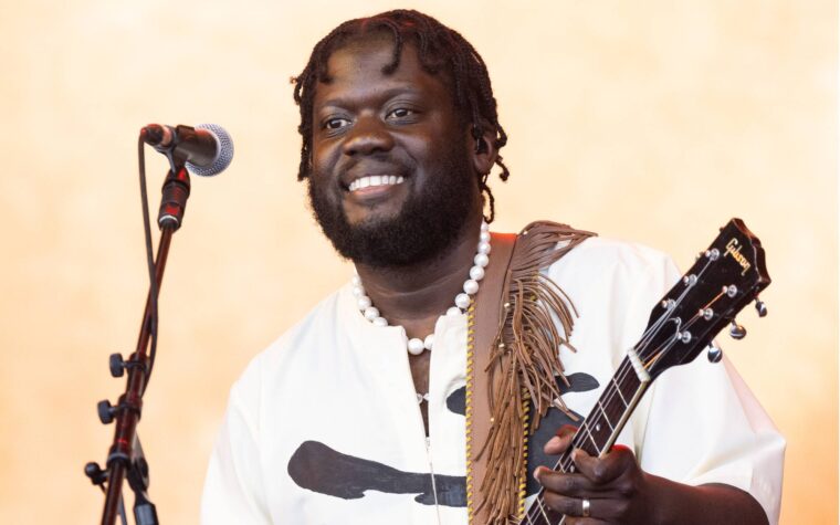 Michael Kiwanuka annonce le nouvel album 'FUDGE' après avoir subi un accident vasculaire cérébral : « Je me bats contre des problèmes de santé qui m'empêcheraient fortement de faire de la musique » Michael Kiwanuka annonce le nouvel album 'FUDGE' après avoir subi un accident vasculaire cérébral : « Je me bats contre des problèmes de santé qui m'empêcheraient fortement de faire de la musique »