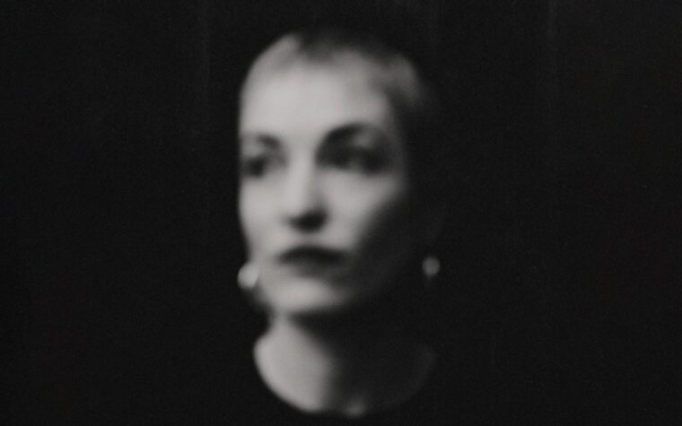 Radie Peat de Lankum annonce son premier album solo « No Human Tongue Can Tell » avec un nouveau single « The Moon and Stars » Radie Peat de Lankum annonce son premier album solo « No Human Tongue Can Tell » avec un nouveau single « The Moon and Stars »