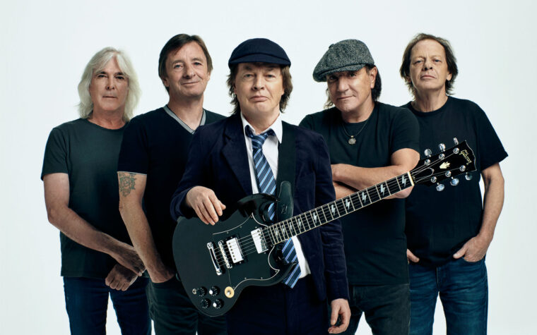 Regardez Angus Young d'AC/DC signer le bébé d'un fan Regardez Angus Young d'AC/DC signer le bébé d'un fan