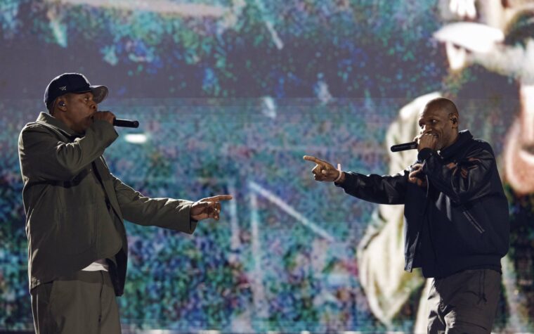 Regardez Jay-Z présenter Giggs et Lauryn Hill alors qu'il donne le coup d'envoi des spectacles du 30e anniversaire de Londres au Tottenham Hotspurs Stadium. Regardez Jay-Z présenter Giggs et Lauryn Hill alors qu'il donne le coup d'envoi des spectacles du 30e anniversaire de Londres au Tottenham Hotspurs Stadium.