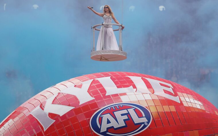 Regardez la performance épique de Kylie Minogue lors de la grande finale de l'AFL Regardez la performance épique de Kylie Minogue lors de la grande finale de l'AFL