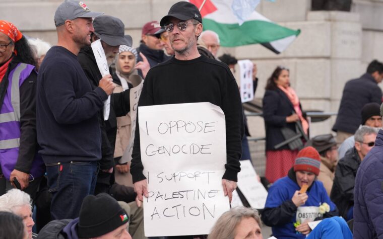 Robert Del Naja, de Massive Attack, de nouveau arrêté lors d'une manifestation pro-palestinienne : « Je ne reconnais pas l'offense » Robert Del Naja, de Massive Attack, de nouveau arrêté lors d'une manifestation pro-palestinienne : « Je ne reconnais pas l'offense »