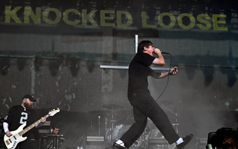 Une femme paralysée après qu'un homme lui soit tombé dessus depuis un arbre sur le plateau de Knocked Loose's Louder Than Life Une femme paralysée après qu'un homme lui soit tombé dessus depuis un arbre sur le plateau de Knocked Loose's Louder Than Life