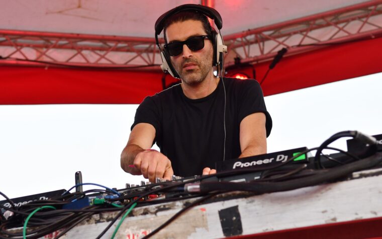 Erol Alkan sur la magie de l'électroclash des années 2000 : « 'Sleaze' n'est pas un mot dont je suis particulièrement fan » Erol Alkan sur la magie de l'électroclash des années 2000 : « 'Sleaze' n'est pas un mot dont je suis particulièrement fan »