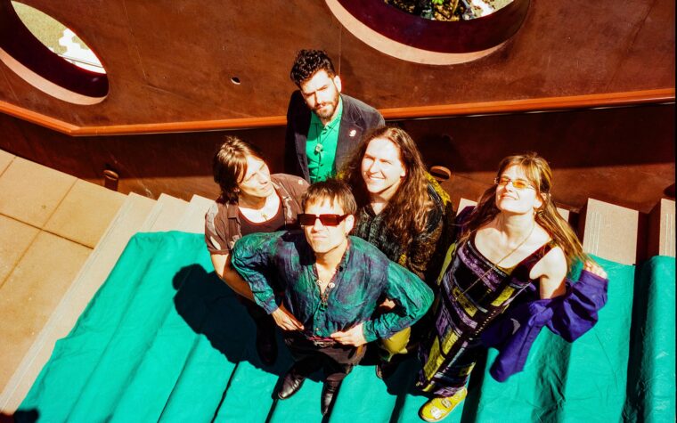Bodega nous parle du nouvel album 'All Inside Aquarium' : « Nous avons décidé de faire du vrai rock sans le modificateur 'indie' » Bodega nous parle du nouvel album 'All Inside Aquarium' : « Nous avons décidé de faire du vrai rock sans le modificateur 'indie' »