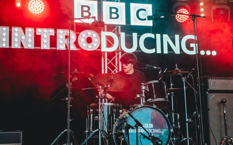 Les leaders du secteur appellent à soutenir la campagne Our BBC Our Music : « Nous ne pouvons pas uniquement faire preuve de bonne volonté pour garantir la beauté de la musique » Les leaders du secteur appellent à soutenir la campagne Our BBC Our Music : « Nous ne pouvons pas uniquement faire preuve de bonne volonté pour garantir la beauté de la musique »