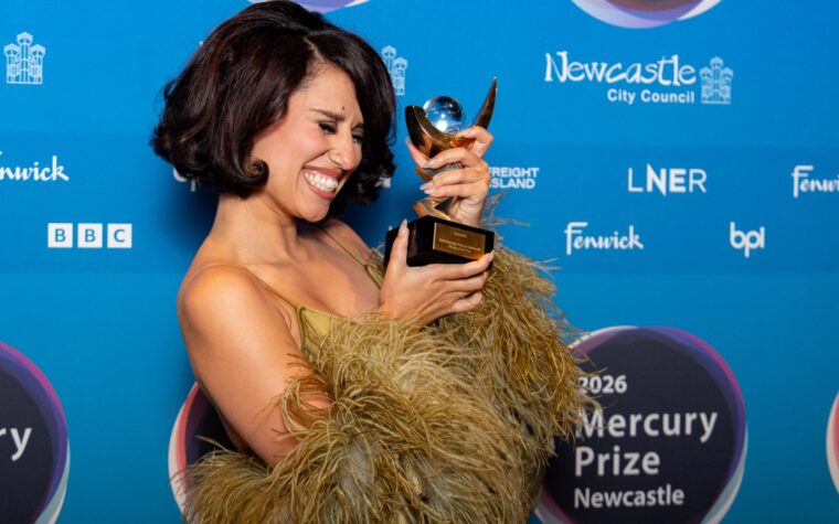 Raye à propos du « meilleur cadeau d'anniversaire » de sa victoire au Mercury Prize : « Je me sens sérieusement vue » Raye à propos du « meilleur cadeau d'anniversaire » de sa victoire au Mercury Prize : « Je me sens sérieusement vue »
