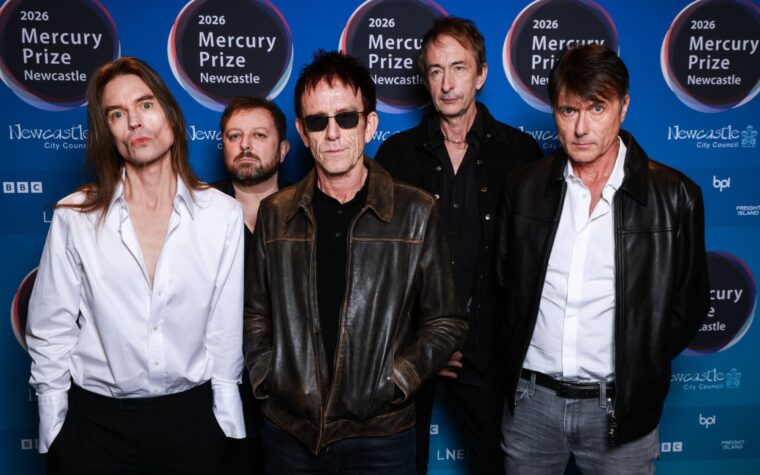 Suede nous parle de l'avancée de son nouvel album « anarcho-punk » : « Ce sont des chansons de tribus et d'appartenance » Suede nous parle de l'avancée de son nouvel album « anarcho-punk » : « Ce sont des chansons de tribus et d'appartenance »