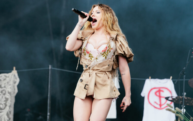 Slayyyter annule ses dates de tournée au Royaume-Uni et en Europe pour cause de maladie Slayyyter annule ses dates de tournée au Royaume-Uni et en Europe pour cause de maladie